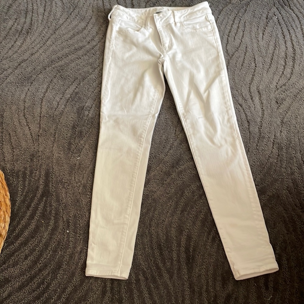 American Eagle white straight skinny jeans size 4 regular